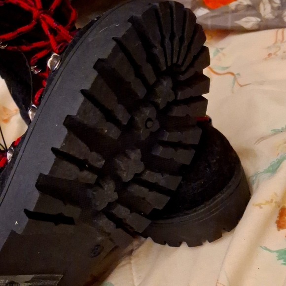BRAND,NEW NEVER WORN,BLACK HIKING BOOTS! - Picture 3 of 4